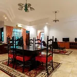 Oyo Living 2843 Raz House Syariah