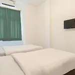 Oyo Living 2843 Raz House Syariah