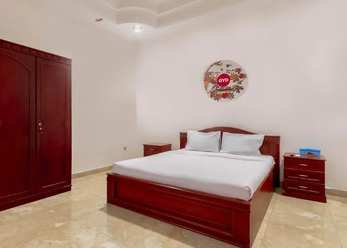 Oyo Living 2843 Raz House Syariah