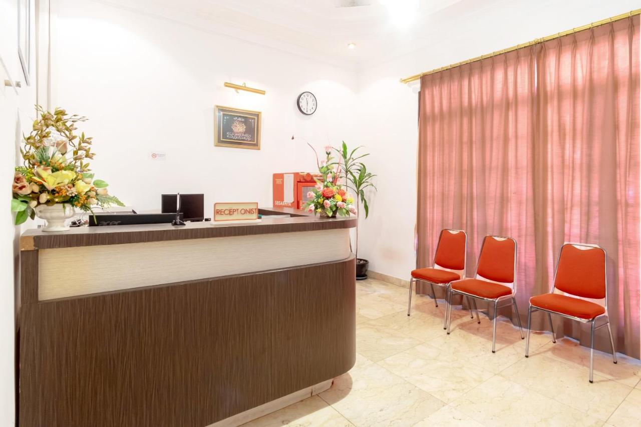 Oyo Living 2843 Raz House Syariah Hotel