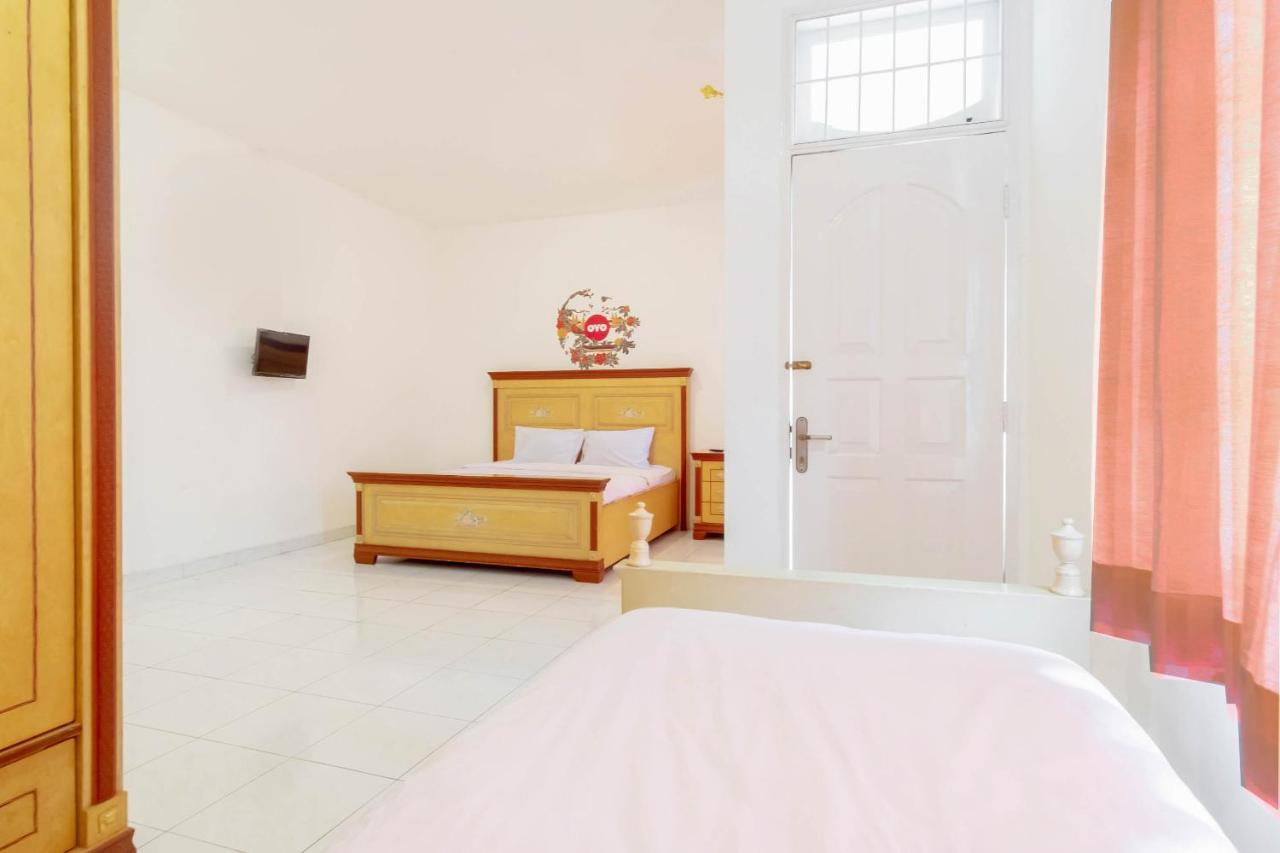Oyo Living 2843 Raz House Syariah Hotel