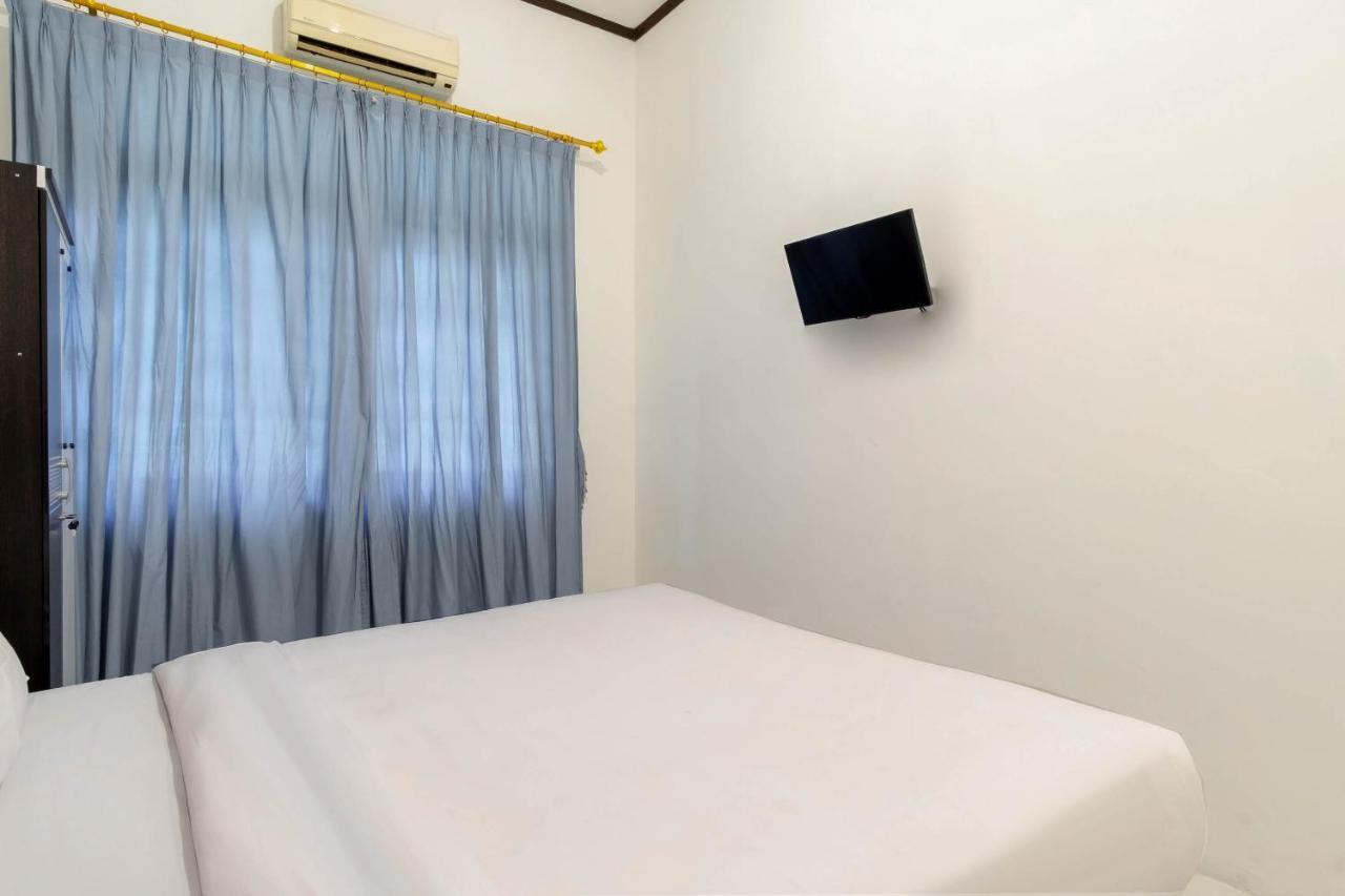 Oyo Living 2843 Raz House Syariah Hotel 2*