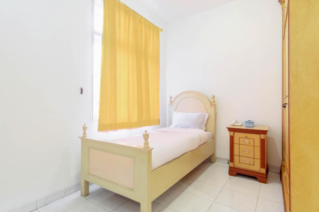 Oyo Living 2843 Raz House Syariah 2*