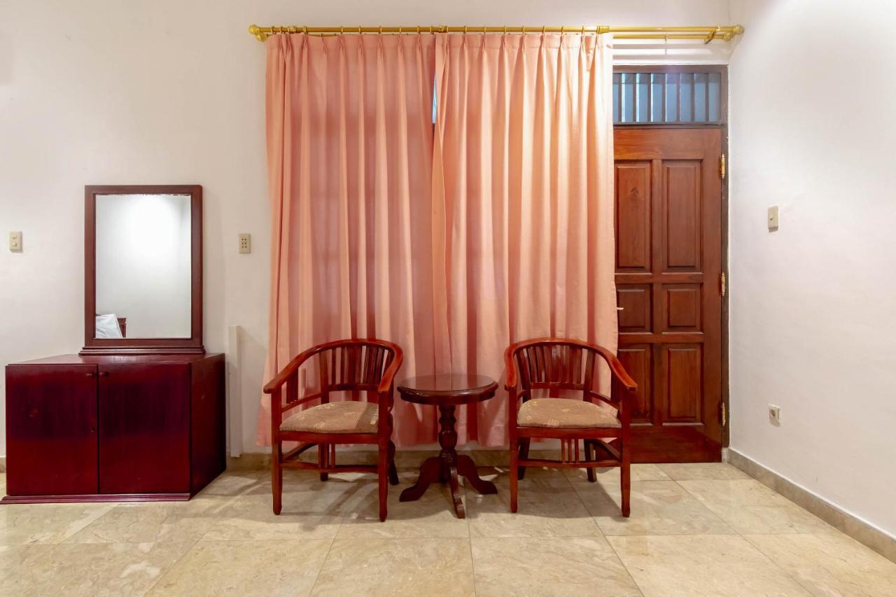 Hotel Oyo Living 2843 Raz House Syariah Medan