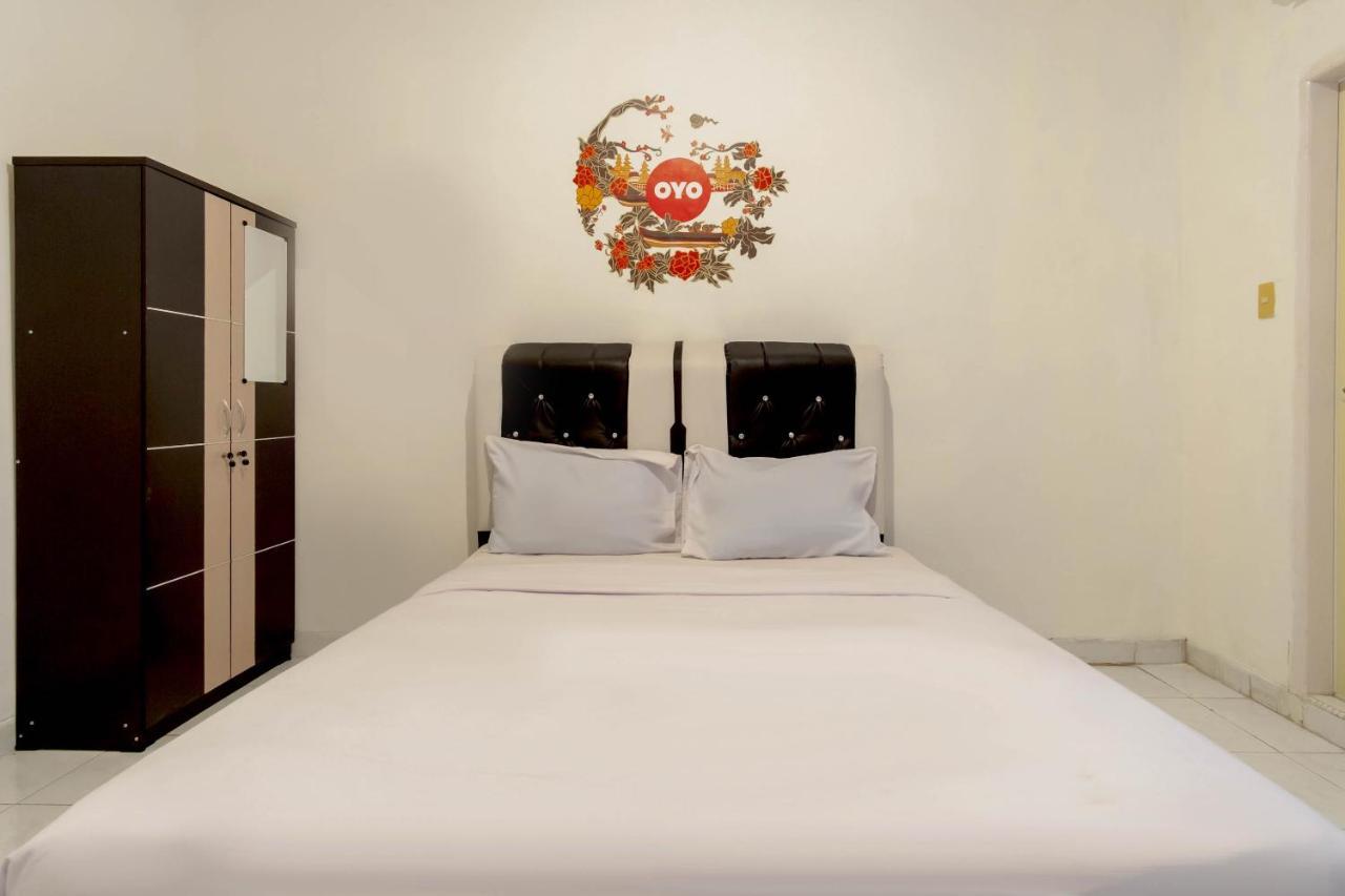 Oyo Living 2843 Raz House Syariah Hotel