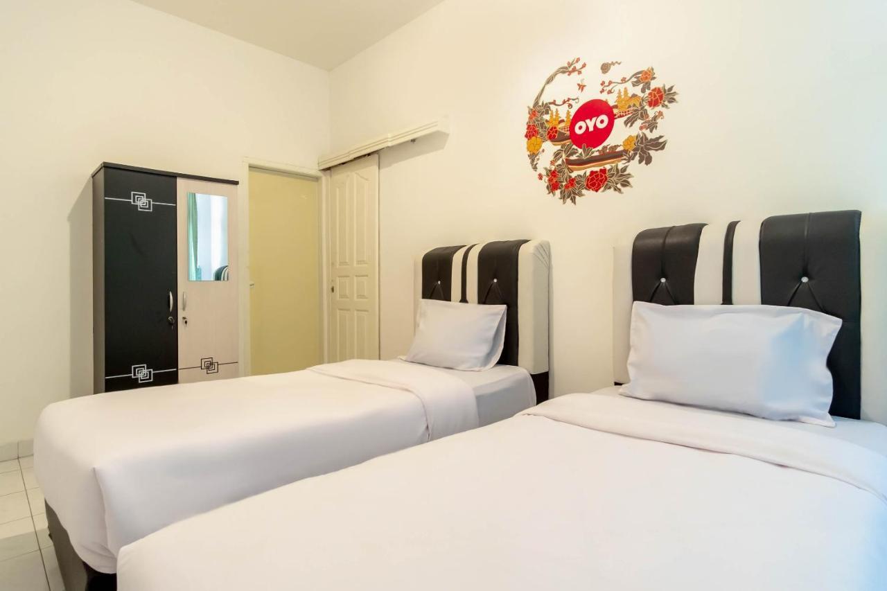 Oyo Living 2843 Raz House Syariah Hotel 2*