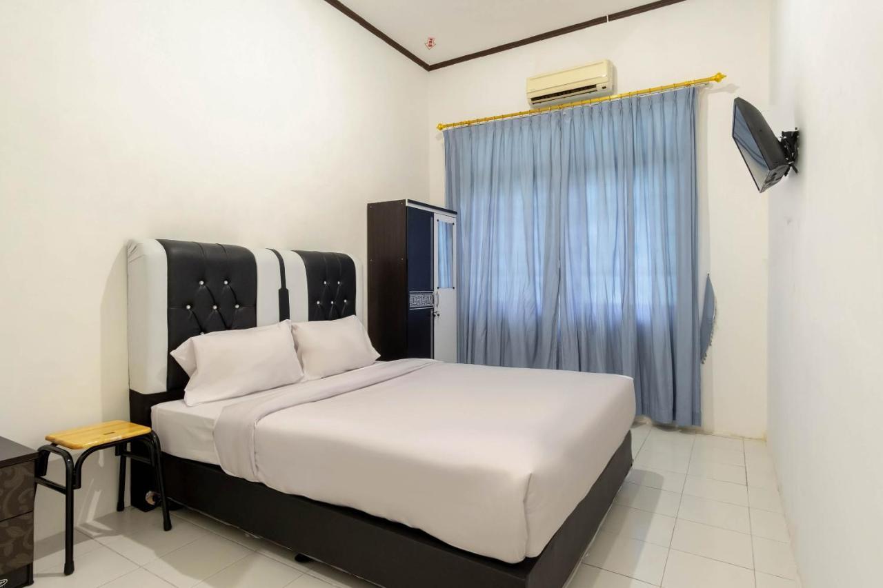 Hotel Oyo Living 2843 Raz House Syariah Medan
