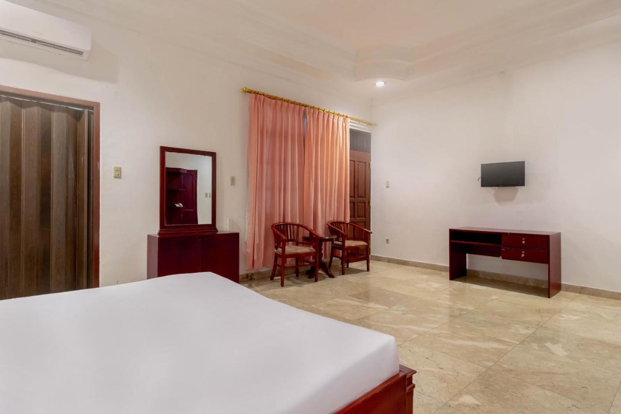 Oyo Living 2843 Raz House Syariah Hotel